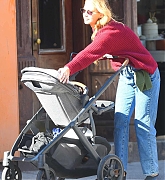 Jennifer_Lawrence_-_Steps_out_for_a_stroll_with_her_baby_boy_in_Manhattan2C_October_302C_202201.jpg