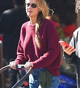 Jennifer_Lawrence_-_Steps_out_for_a_stroll_with_her_baby_boy_in_Manhattan2C_October_302C_202203.jpg